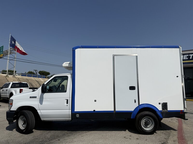 2023 Ford E-350 SD - Photo 9 - Arlington, TX 76011