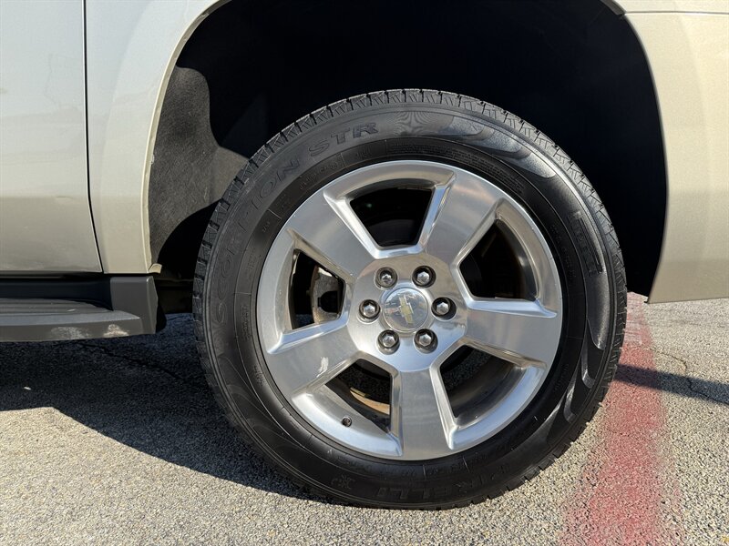 2016 Chevrolet Suburban LT - Photo 11 - Arlington, TX 76011