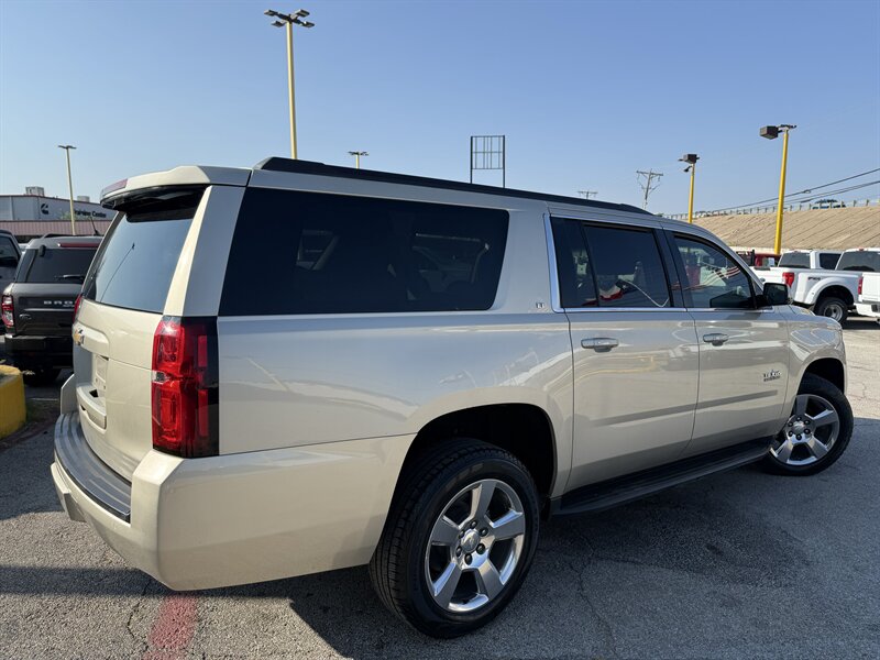 2016 Chevrolet Suburban LT - Photo 5 - Arlington, TX 76011