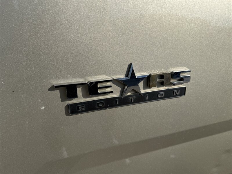 2016 Chevrolet Suburban LT - Photo 12 - Arlington, TX 76011