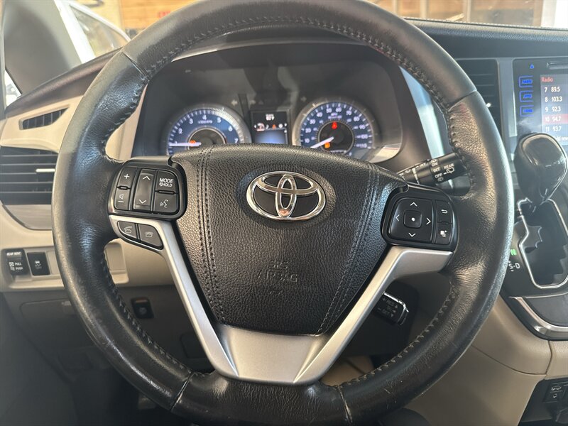 2016 Toyota Sienna XLE 7-Passenger Auto   - Photo 19 - Arlington, TX 76011