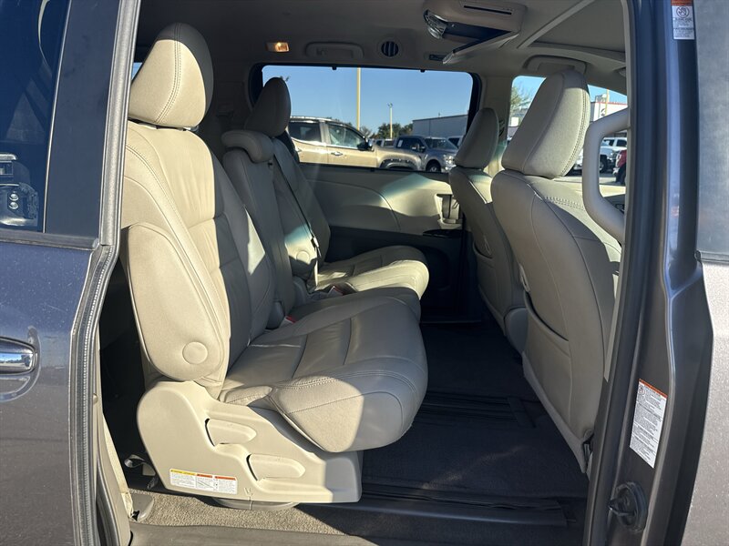 2016 Toyota Sienna XLE 7-Passenger Auto   - Photo 17 - Arlington, TX 76011