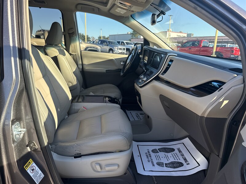 2016 Toyota Sienna XLE 7-Passenger Auto   - Photo 16 - Arlington, TX 76011