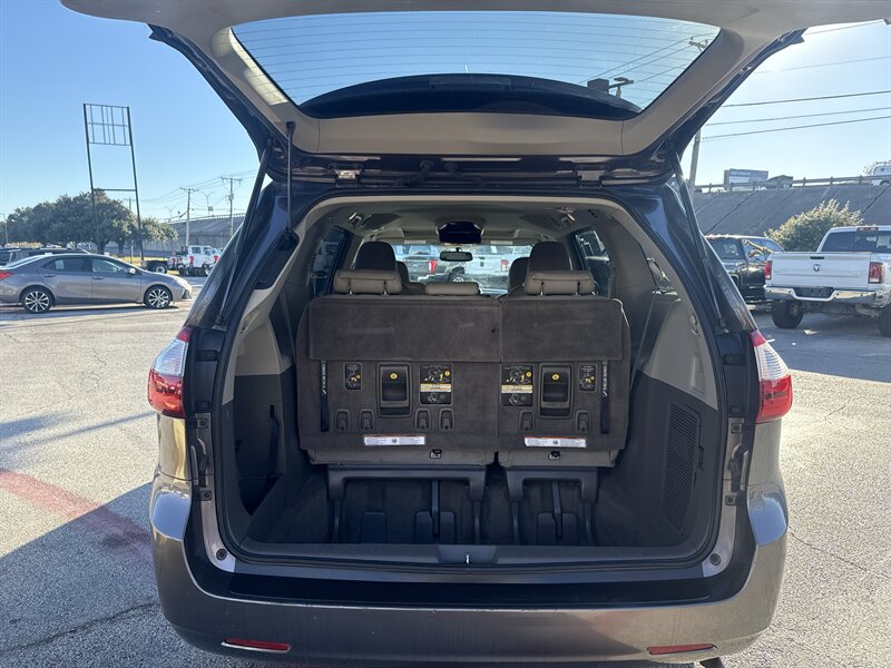 2016 Toyota Sienna XLE 7-Passenger Auto   - Photo 7 - Arlington, TX 76011