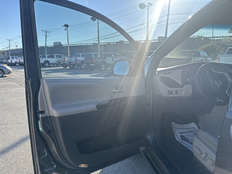 2016 Toyota Sienna XLE 7-Passenger Auto   - Photo 11 - Arlington, TX 76011