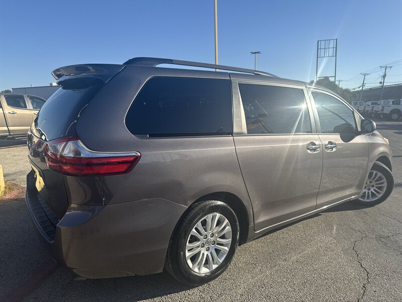 2016 Toyota Sienna XLE 7-Passenger Auto   - Photo 5 - Arlington, TX 76011