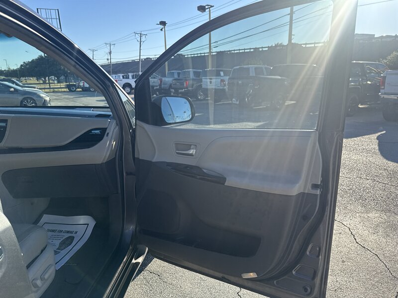 2016 Toyota Sienna XLE 7-Passenger Auto   - Photo 15 - Arlington, TX 76011
