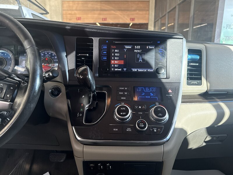 2016 Toyota Sienna XLE 7-Passenger Auto   - Photo 23 - Arlington, TX 76011
