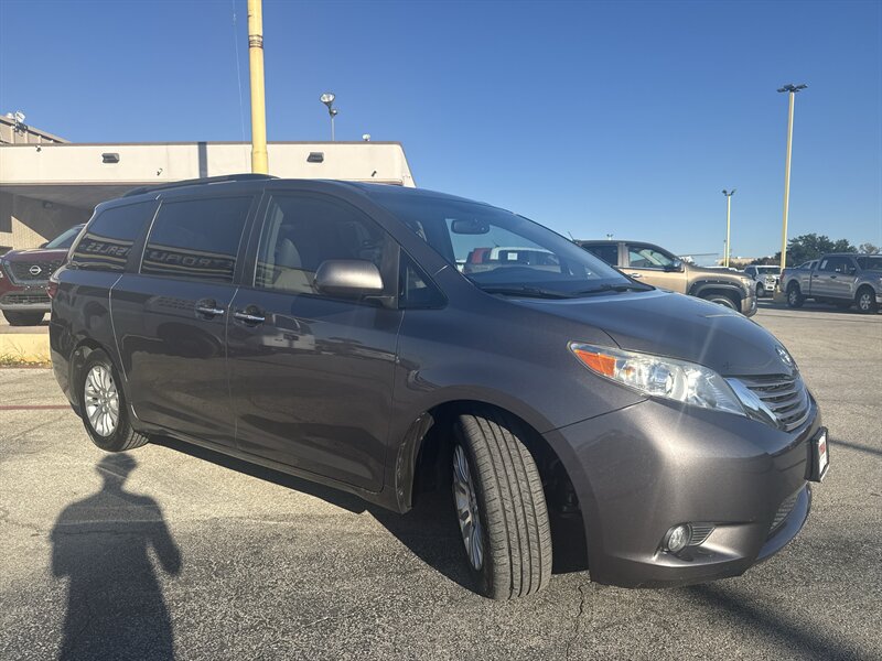 2016 Toyota Sienna XLE 7-Passenger Auto   - Photo 3 - Arlington, TX 76011