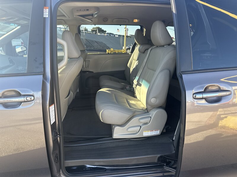 2016 Toyota Sienna XLE 7-Passenger Auto   - Photo 13 - Arlington, TX 76011