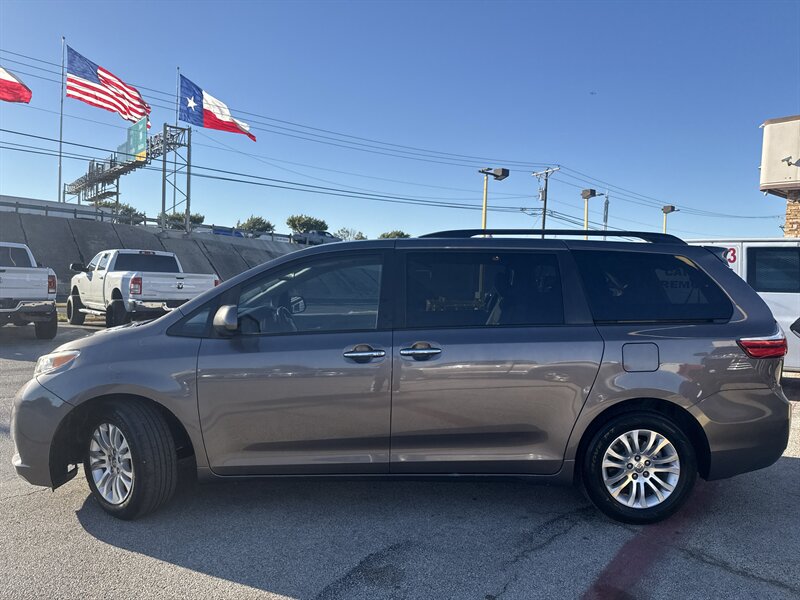 2016 Toyota Sienna XLE 7-Passenger Auto   - Photo 9 - Arlington, TX 76011