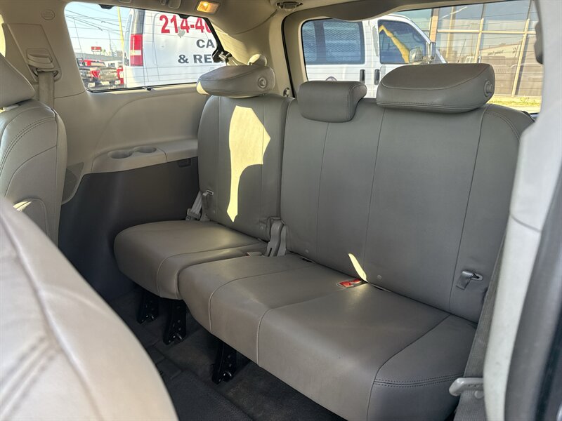 2016 Toyota Sienna XLE 7-Passenger Auto   - Photo 14 - Arlington, TX 76011