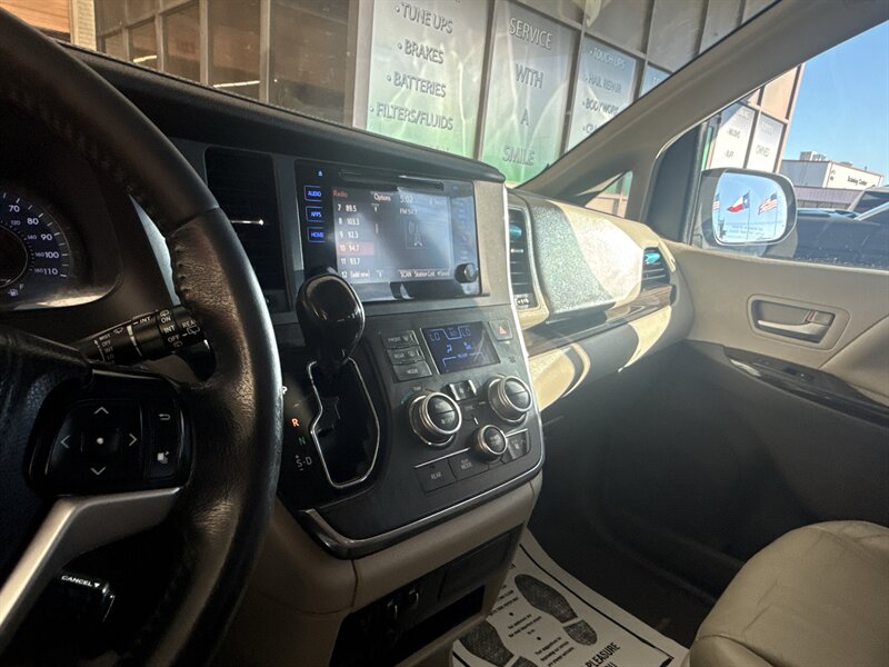 2016 Toyota Sienna XLE 7-Passenger Auto   - Photo 25 - Arlington, TX 76011