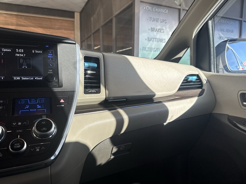 2016 Toyota Sienna XLE 7-Passenger Auto   - Photo 24 - Arlington, TX 76011