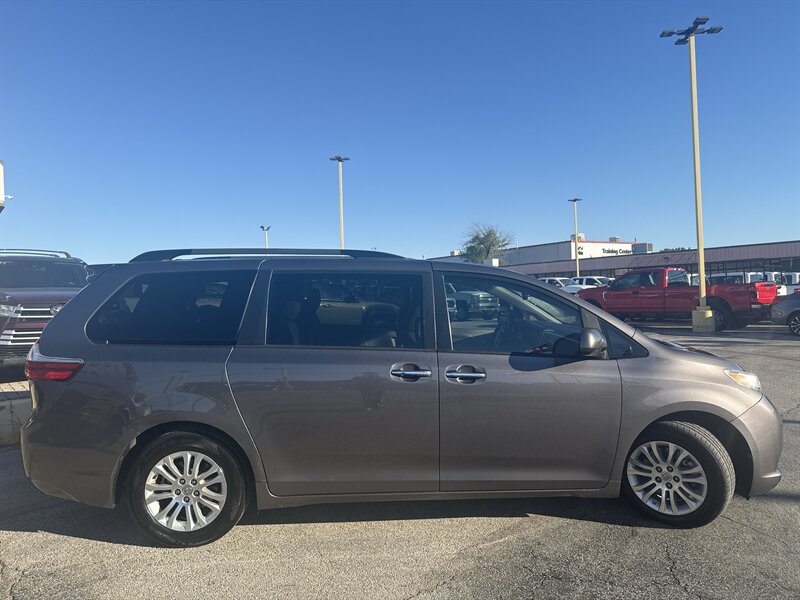 2016 Toyota Sienna XLE 7-Passenger Auto   - Photo 4 - Arlington, TX 76011