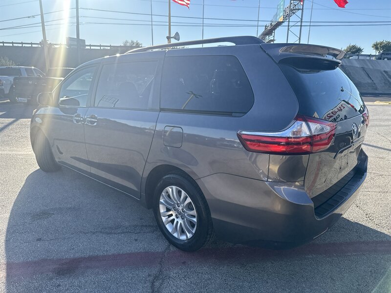 2016 Toyota Sienna XLE 7-Passenger Auto   - Photo 8 - Arlington, TX 76011