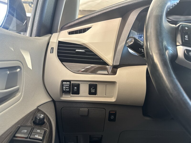 2016 Toyota Sienna XLE 7-Passenger Auto   - Photo 18 - Arlington, TX 76011