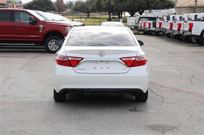 2016 Toyota Camry LE   - Photo 8 - Arlington, TX 76011