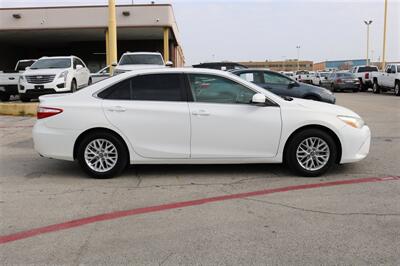 2016 Toyota Camry LE   - Photo 10 - Arlington, TX 76011