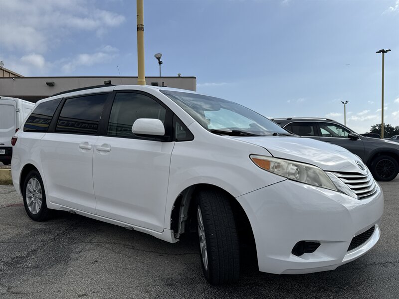 2017 Toyota Sienna LE 7-Passenger   - Photo 3 - Arlington, TX 76011