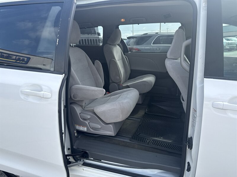 2017 Toyota Sienna LE 7-Passenger   - Photo 18 - Arlington, TX 76011