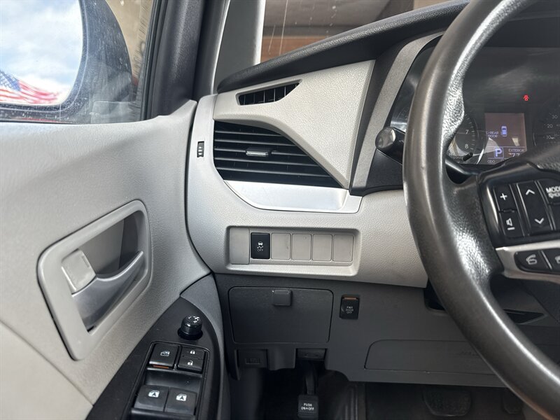 2017 Toyota Sienna LE 7-Passenger   - Photo 19 - Arlington, TX 76011