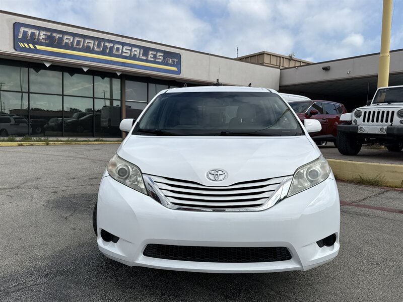 2017 Toyota Sienna LE 7-Passenger   - Photo 2 - Arlington, TX 76011