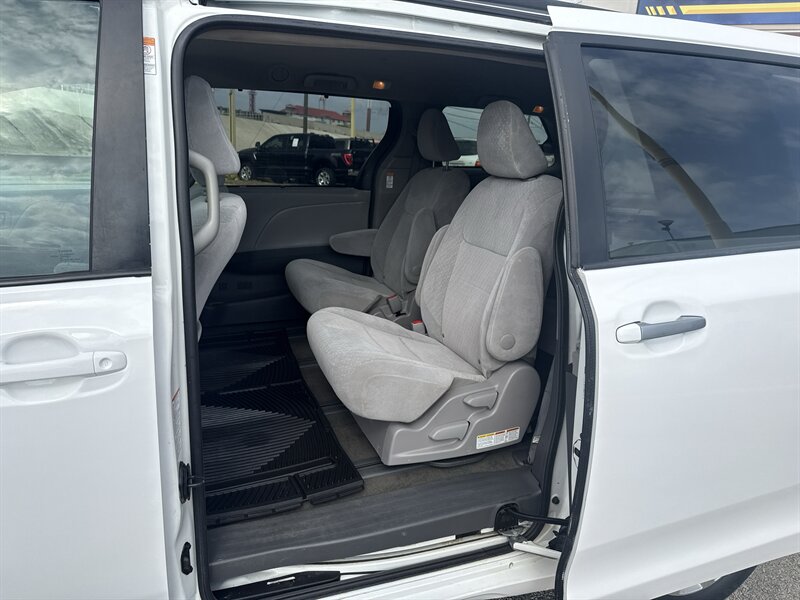 2017 Toyota Sienna LE 7-Passenger   - Photo 15 - Arlington, TX 76011
