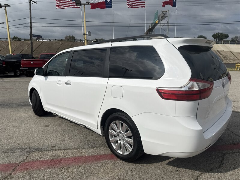 2017 Toyota Sienna LE 7-Passenger   - Photo 9 - Arlington, TX 76011