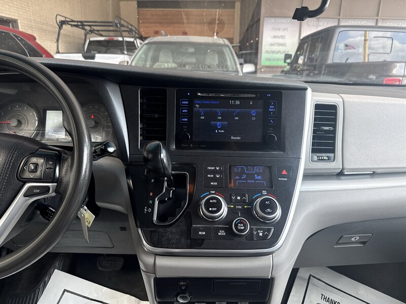 2017 Toyota Sienna LE 7-Passenger   - Photo 24 - Arlington, TX 76011