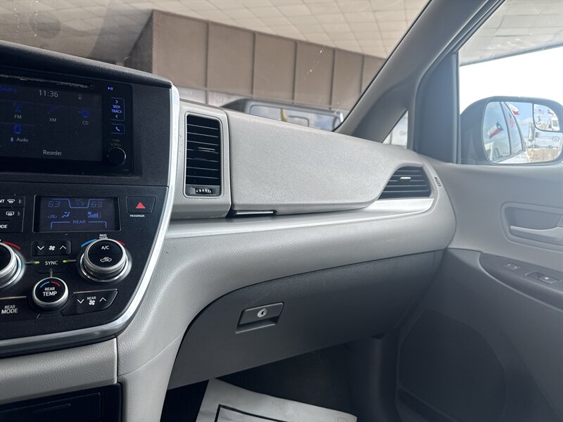 2017 Toyota Sienna LE 7-Passenger   - Photo 25 - Arlington, TX 76011