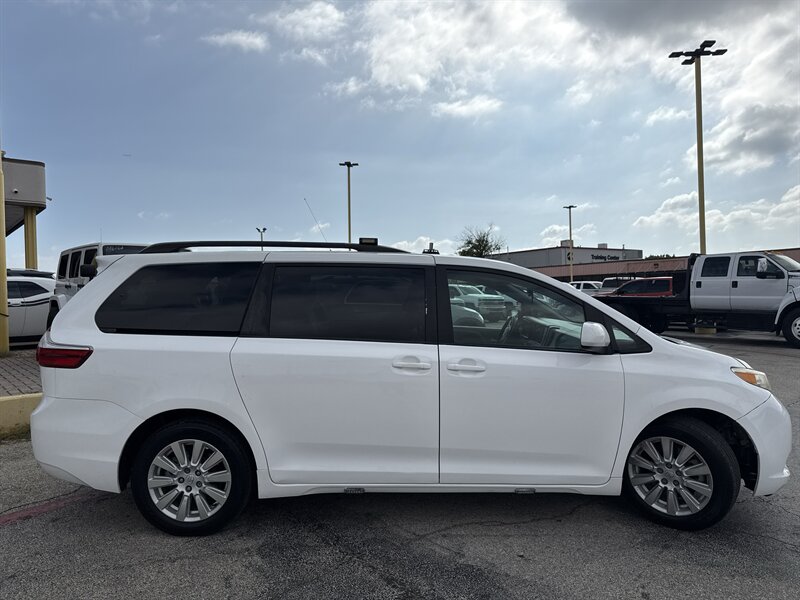 2017 Toyota Sienna LE 7-Passenger   - Photo 4 - Arlington, TX 76011