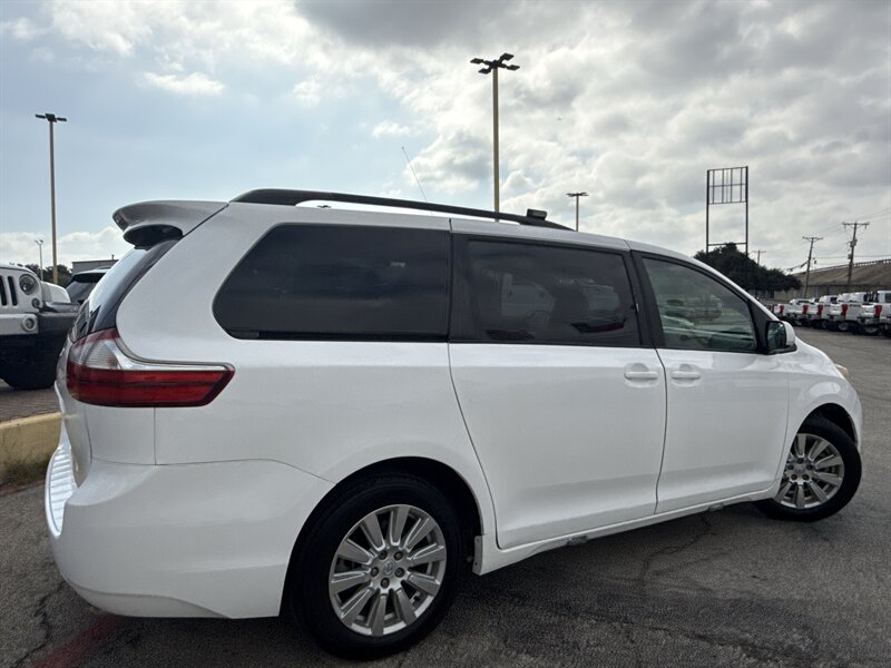 2017 Toyota Sienna LE 7-Passenger   - Photo 5 - Arlington, TX 76011