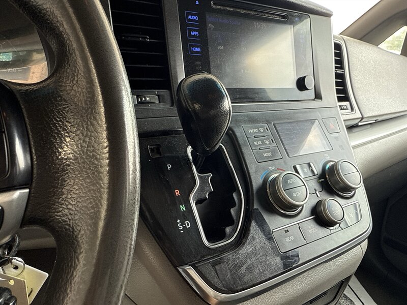 2017 Toyota Sienna LE 7-Passenger   - Photo 22 - Arlington, TX 76011