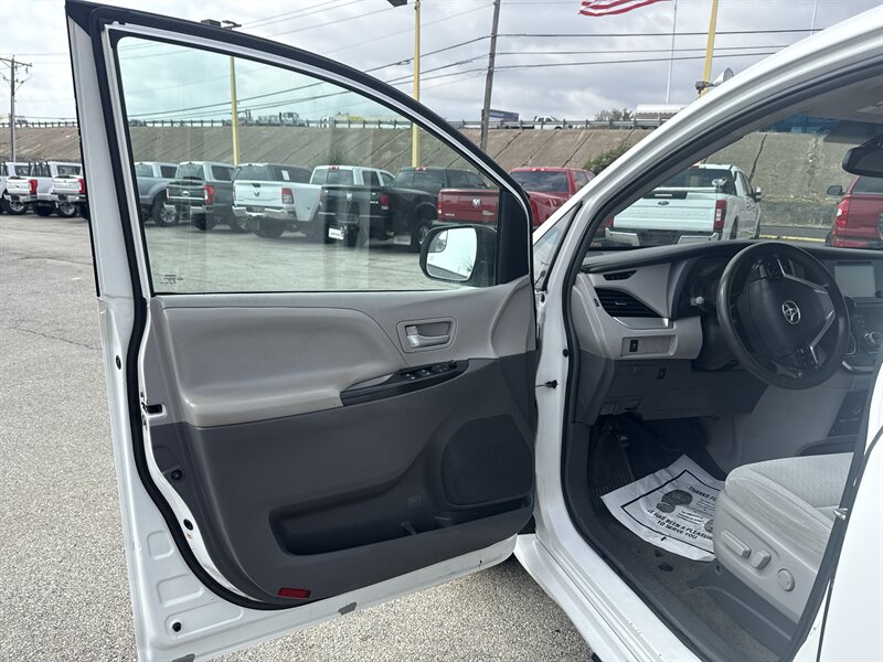 2017 Toyota Sienna LE 7-Passenger   - Photo 13 - Arlington, TX 76011