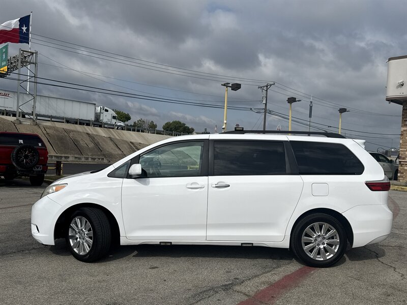 2017 Toyota Sienna LE 7-Passenger   - Photo 10 - Arlington, TX 76011