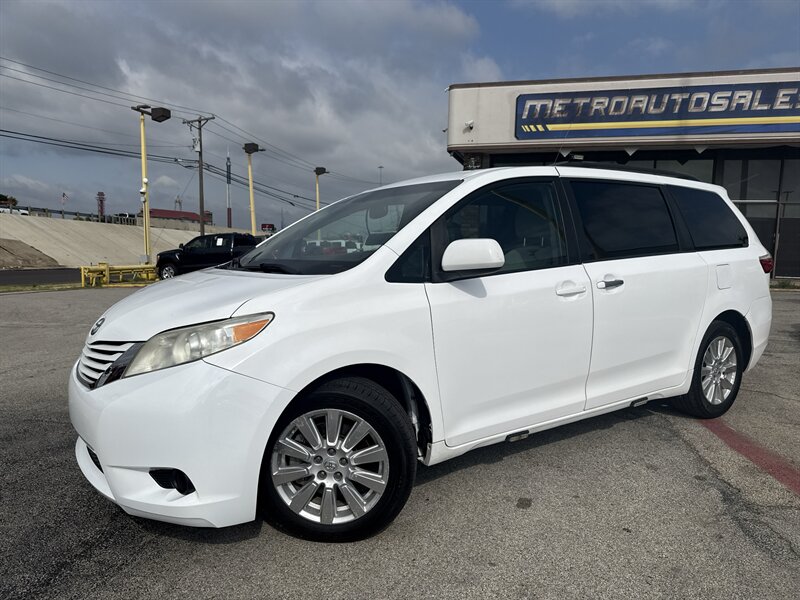 2017 Toyota Sienna LE 7-Passenger   - Photo 11 - Arlington, TX 76011
