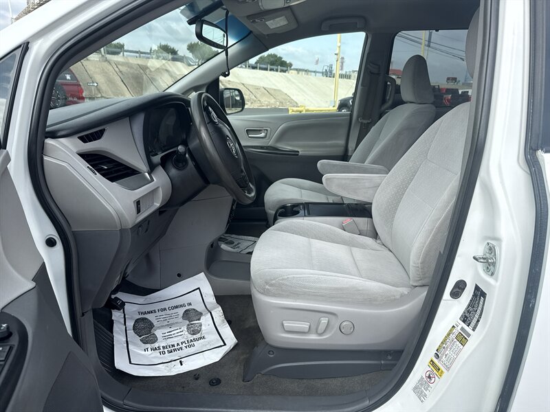 2017 Toyota Sienna LE 7-Passenger   - Photo 14 - Arlington, TX 76011