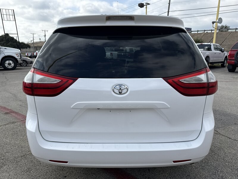 2017 Toyota Sienna LE 7-Passenger   - Photo 6 - Arlington, TX 76011