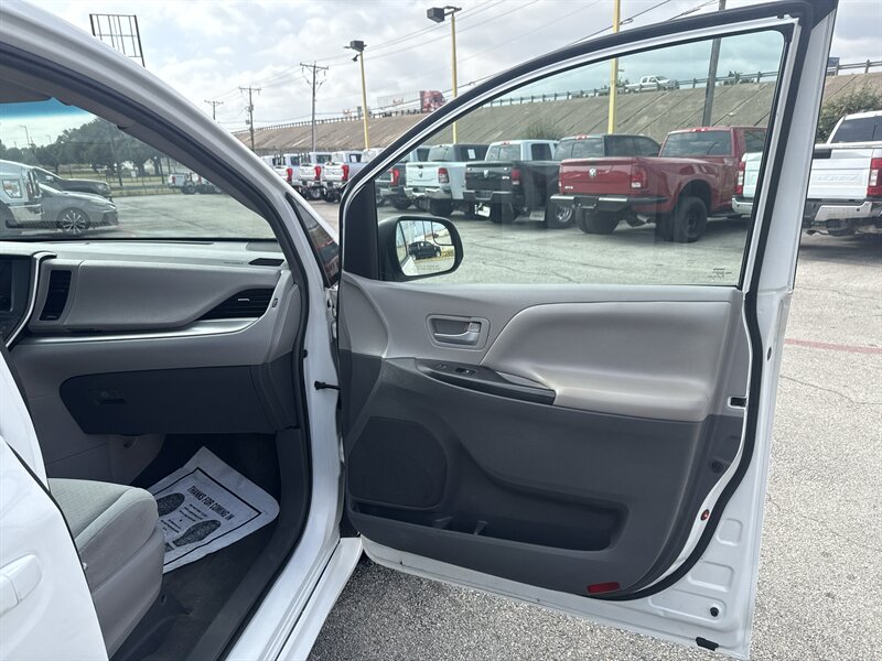 2017 Toyota Sienna LE 7-Passenger   - Photo 16 - Arlington, TX 76011