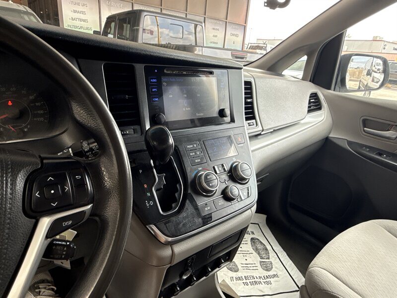 2017 Toyota Sienna LE 7-Passenger   - Photo 26 - Arlington, TX 76011