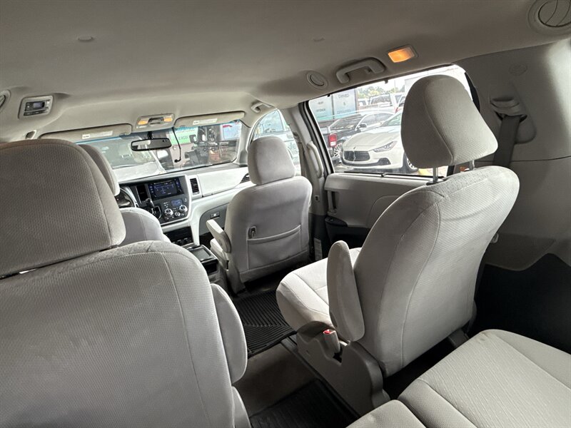 2017 Toyota Sienna LE 7-Passenger   - Photo 28 - Arlington, TX 76011
