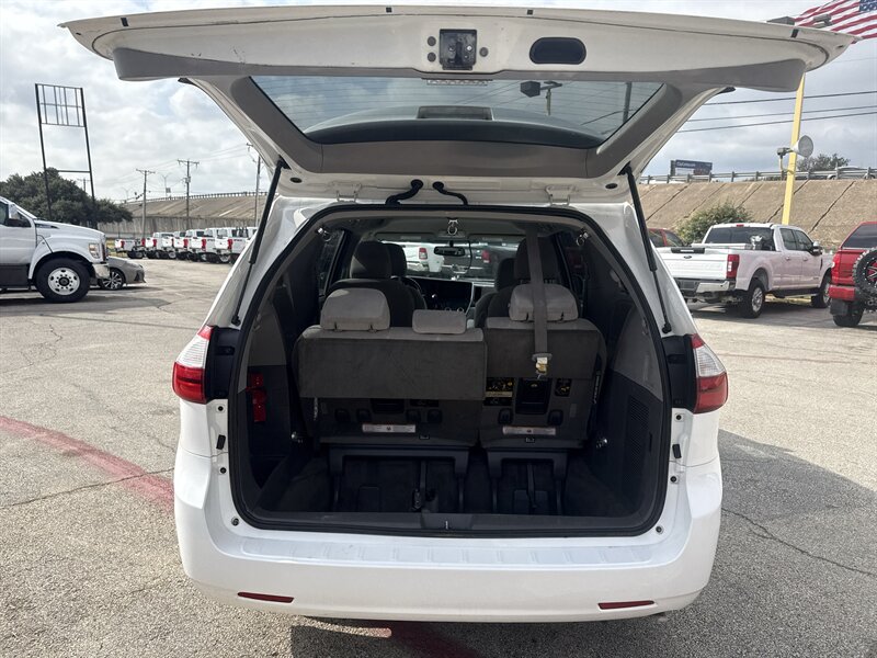 2017 Toyota Sienna LE 7-Passenger   - Photo 7 - Arlington, TX 76011