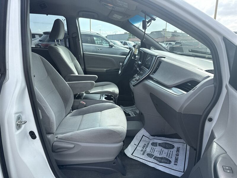 2017 Toyota Sienna LE 7-Passenger   - Photo 17 - Arlington, TX 76011
