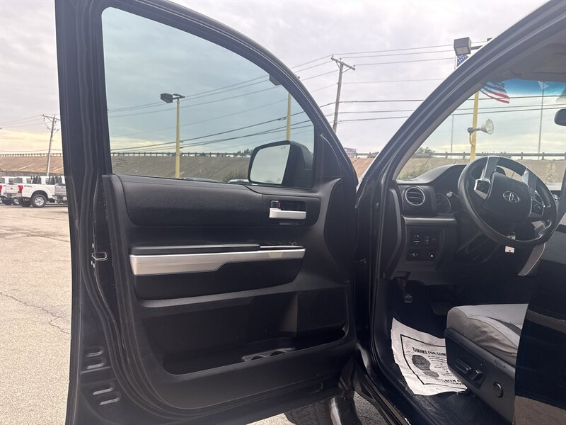2017 Toyota Tundra SR5   - Photo 16 - Arlington, TX 76011
