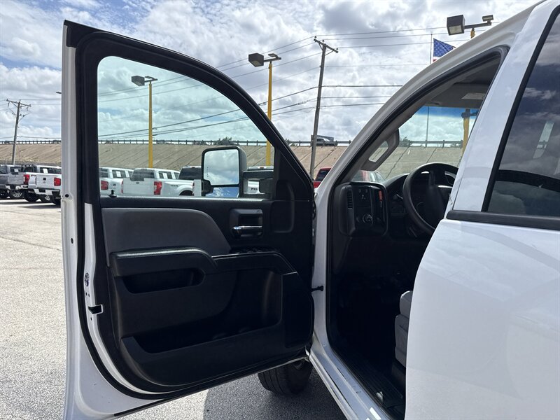 2018 Chevrolet Silverado 3500HD CC Work Truck - Photo 13 - Arlington, TX 76011