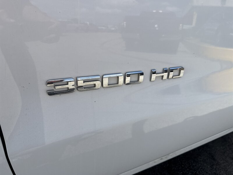 2018 Chevrolet Silverado 3500HD CC Work Truck - Photo 12 - Arlington, TX 76011
