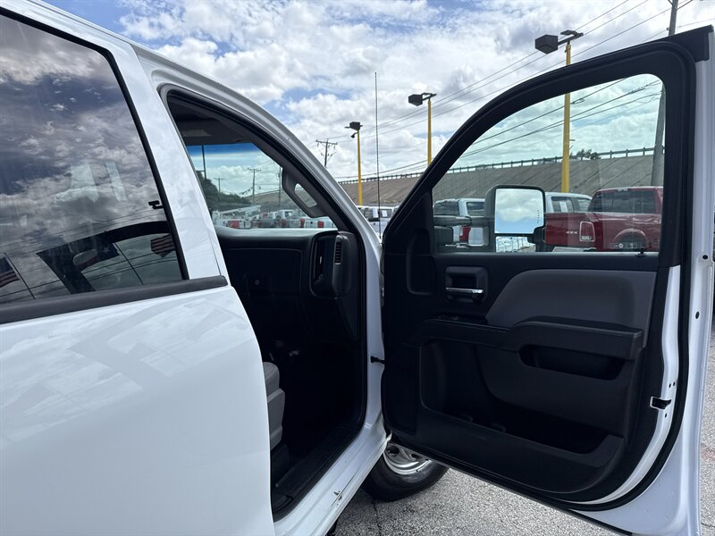 2018 Chevrolet Silverado 3500HD CC Work Truck - Photo 17 - Arlington, TX 76011