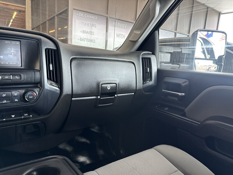 2018 Chevrolet Silverado 3500HD CC Work Truck - Photo 25 - Arlington, TX 76011