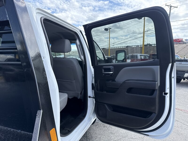 2018 Chevrolet Silverado 3500HD CC Work Truck - Photo 19 - Arlington, TX 76011